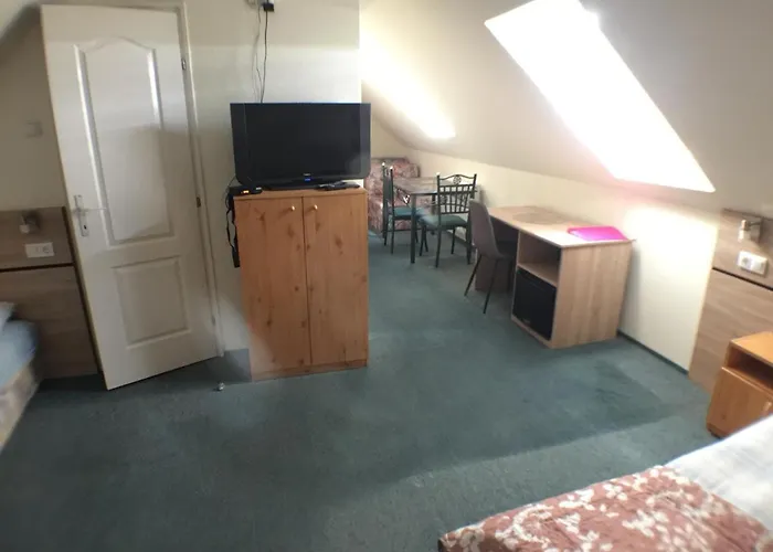 Patavar Panzio Etterem فندق مبيت وإفطار