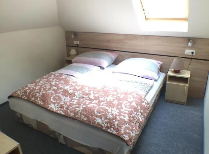 Patavar Panzio Etterem فندق مبيت وإفطار 3*