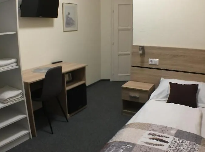 Patavar Panzio Etterem فندق مبيت وإفطار 3*