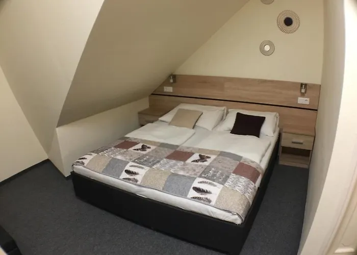 Patavar Panzio Etterem فندق مبيت وإفطار 3*